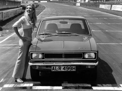 1969-hillman-hunter-gt-with-female-model_a-l-15102105-14258387.jpg